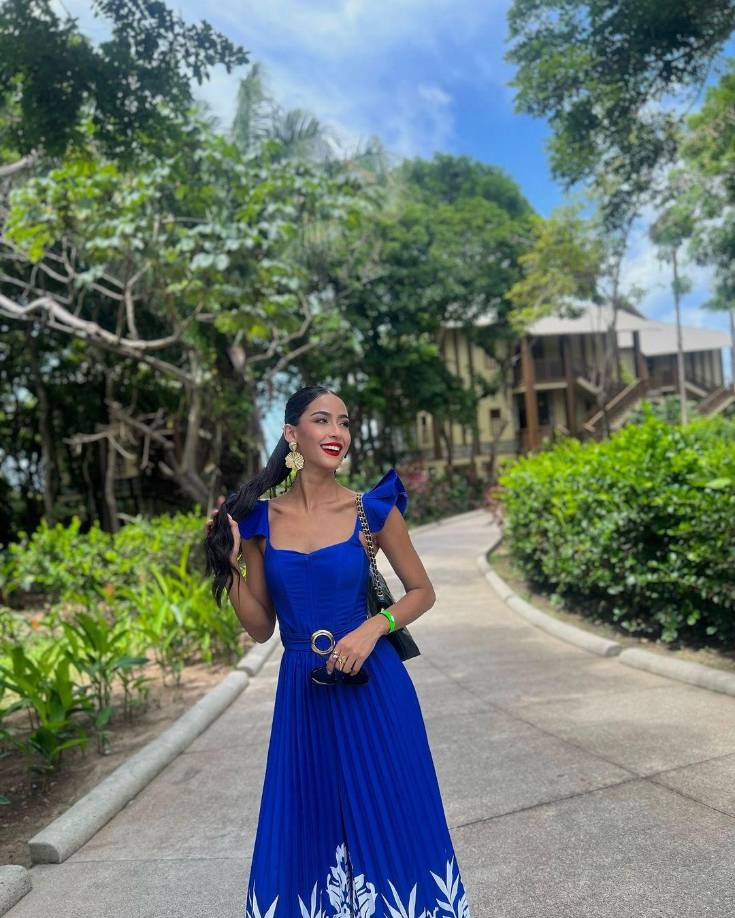 Es una emprendedora, tiene una tienda de ropa en línea llamada IZAN.