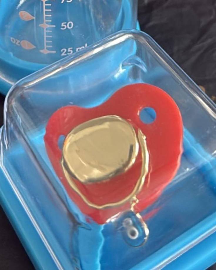 “Él también nació con el ‘pikete’ de su abuelo. Baby Justin, dejándose sentir desde ya”, fueron las palabras de Arcángel para describir la alegría que le provocó el darle este regalo a su ‘nietecito’; utensilios de los que se ve, tiene incrustaciones de piedras preciosas y que fue fabricado por ‘IJaz Jewelers’, que tiene varias sedes en los Estados Unidos.