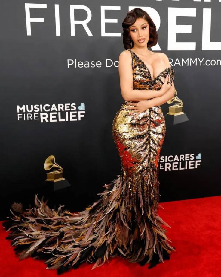 Cardi B optó por un vestido largo dorado con detalles negros y plumas en la cola. Algunos criticaron su elección, pero otros quedaron fascinados porque no pasó desapercibida. 
