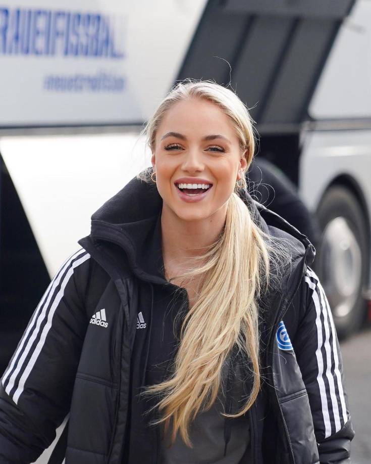 La croata tiene registrado un gol en dos partidos con su selección nacional, sin embargo, el talento en el campo de futbol no lo es todo para ella, pues también ha emprendido en el mundo del modelaje y el marketing a su corta edad.