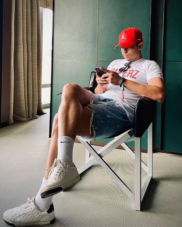 La única persona que vista al menos una vez por semana a Dani Alves es su amigo Bruno Brasil.