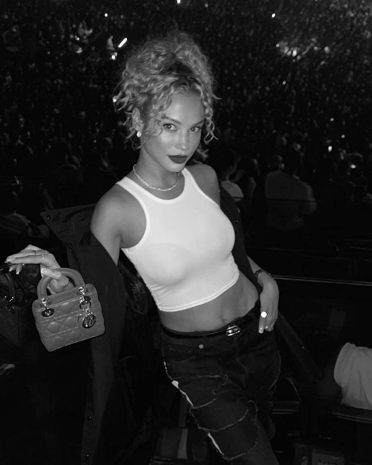 Su inicio en la carrera del modelaje no fue fácil, pues desde pequeña fue presionada para que logre destacar en las pasarelas, pero debido a su corta estatura fue severamente criticada.