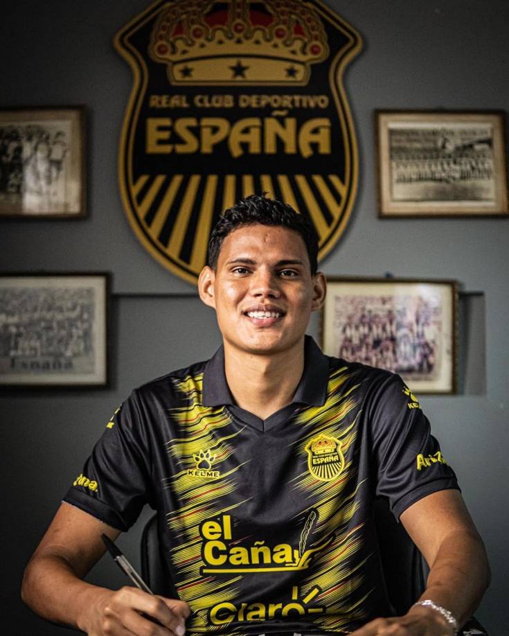 Real España también anunció el fichaje de César Romero. El delantero formado en Motagua llega La Máquina procedente de Lobos de la UPNFM.