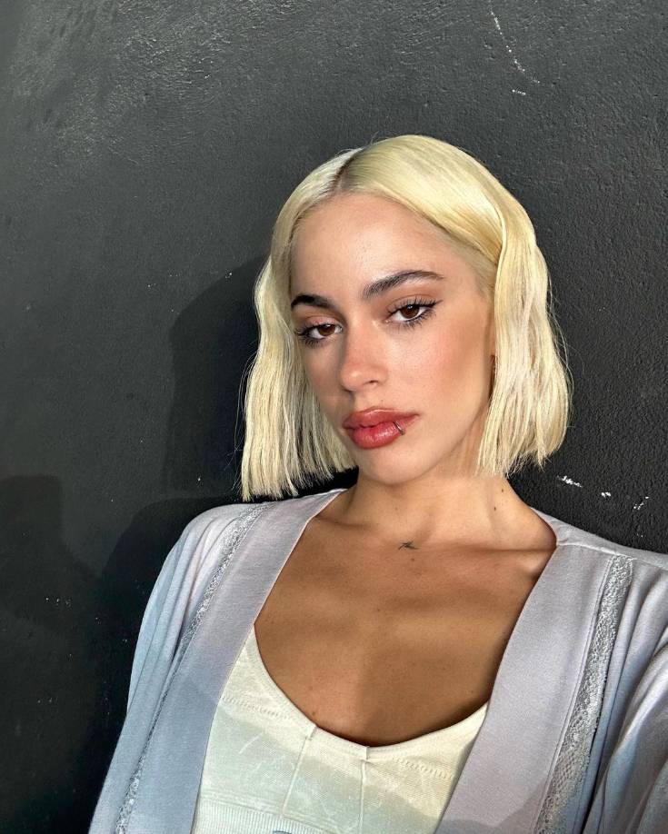 Tini Stoessel tiene una reconocida trayectoria como cantante y actriz, pero su vida sentimental la ha puesto en el ojo del huracán más de una vez, siendo su romance con el futbolista Rodrigo de Paul una de las más cuestionadas. Se dice que este dejó a su esposa por Tini, con quien sostenía, según la prensa rosa, un romance secreto cuando seguía casado. Cami Homs, la ex de De Paul, siempre ha señalado a Tini como la tercera en discordia .