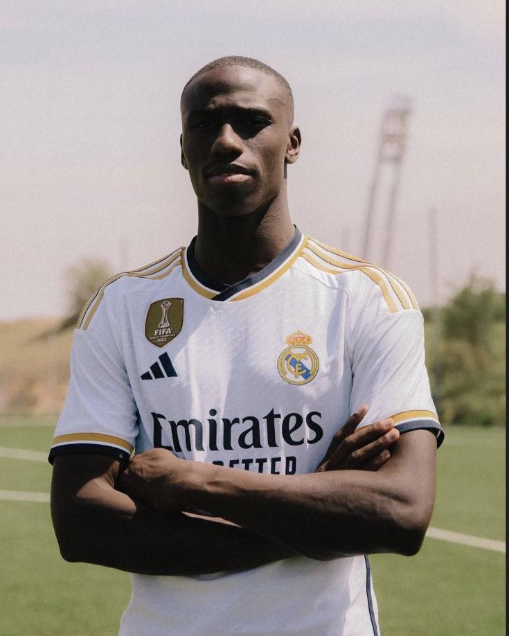 Ferland Mendy es uno de los jugadores que el Madrid no descarta traspasar a lo largo del próximo mercado de fichajes, manejando el lateral zurdo francés varias ofertas con las que probar suerte lejos del Santiago Bernabéu, dejando una buena suma de millones en las arcas del conjunto merengue. Podrían ingresar cerca de 60 millones de euros ante el interés de varios equipos de la Premier League.