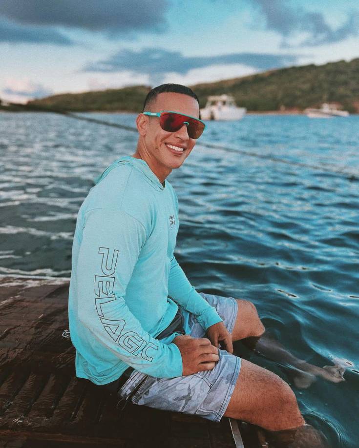 “Esto es una oportunidad para que los que dijeron esto despierten. Estamos viviendo unos tiempos alarmantes, unos tiempos que cualquier persona difunde una mentira y te crea un caso, y la gente se lo cree. Porque no buscan, porque no indagan en la verdad”, comenzó el artista.