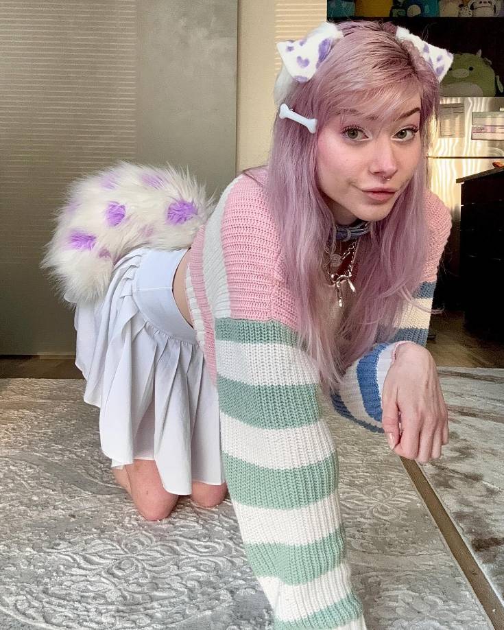 Dalyn, que entretiene a sus más de 15.000 espectadores de Twitch con sus hábitos de perro-entre los que se incluyen juegos de buscar y roer huesos-. 