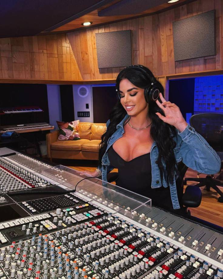 “Haré una gira mundial como DJ tocando en Grecia, Marruecos, Montenegro y Croacia, entre otros lugares. Después de eso, volaré de regreso a Miami. He estado viviendo en Estados Unidos durante dos años y tengo una visa de trabajo allí. Pasaré el invierno en Florida y luego regresaré a Europa en el verano”, sostuvo.