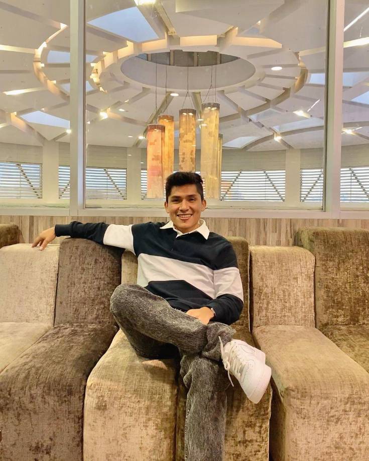 Actualmente, tiene 29 y ha lanzado varias de sus canciones en plataformas de música y video como YouTube y Spotify.