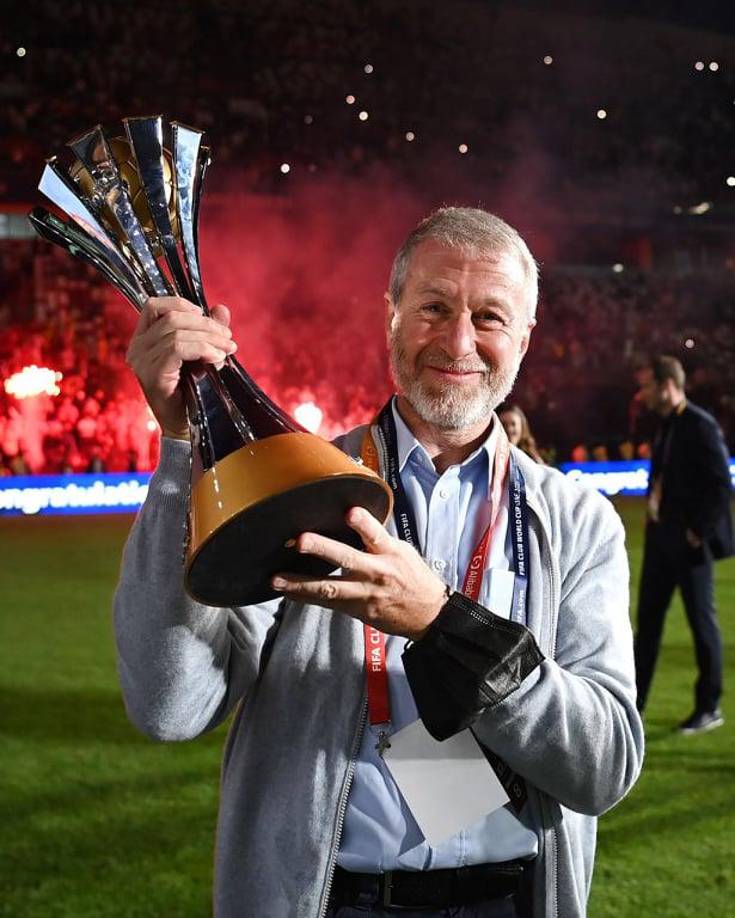 Actualmente, es el primer accionista de la siderurgia Evraz, empresa con sede en Londres. De acuerdo con la revista Forbes, cuenta con una fortuna de más de 13 mil millones de dólares. A pesar de que la mayoría de los negocios de Abramovich se encuentran en Reino Unido, no sería la primera vez que tiene un conflicto con el Gobierno británico, ya que en 2018 no fue renovado su visado.