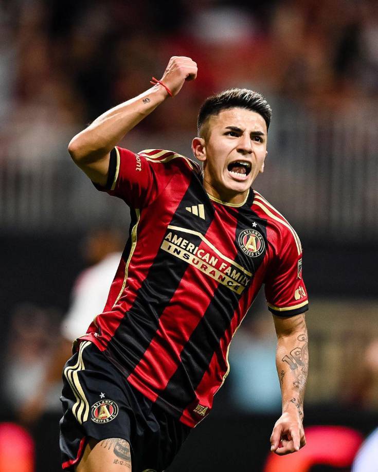 El joven futbolista del Botafogo puede presumir de ser campeón del mundo con la Albiceleste tras coronarse en el Mundial de Qatar en 2022.