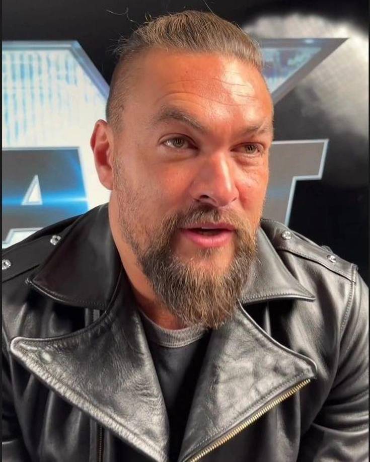 4. Tiene una cicatriz en la ceja. El peinado de las cejas es en realidad el resultado de un altercado en un bar. El incidente ocurrió en noviembre de 2008 antes de su papel en Game of Thrones. “Fue una locura”, le dijo a Access Hollywood , “un tipo me rompió un vaso de cerveza en la cara, recibí un poco más de 140 puntos en mi cara.”