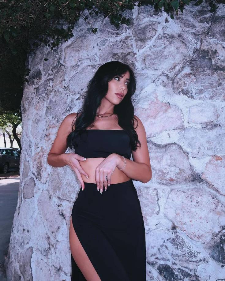 Cynthia Cofano es una modelo argentina que hace año vive en México y que coquetea con el jugador del Chelsea, al punto de poder romper la relación que lleva con Valentina Cervantes.