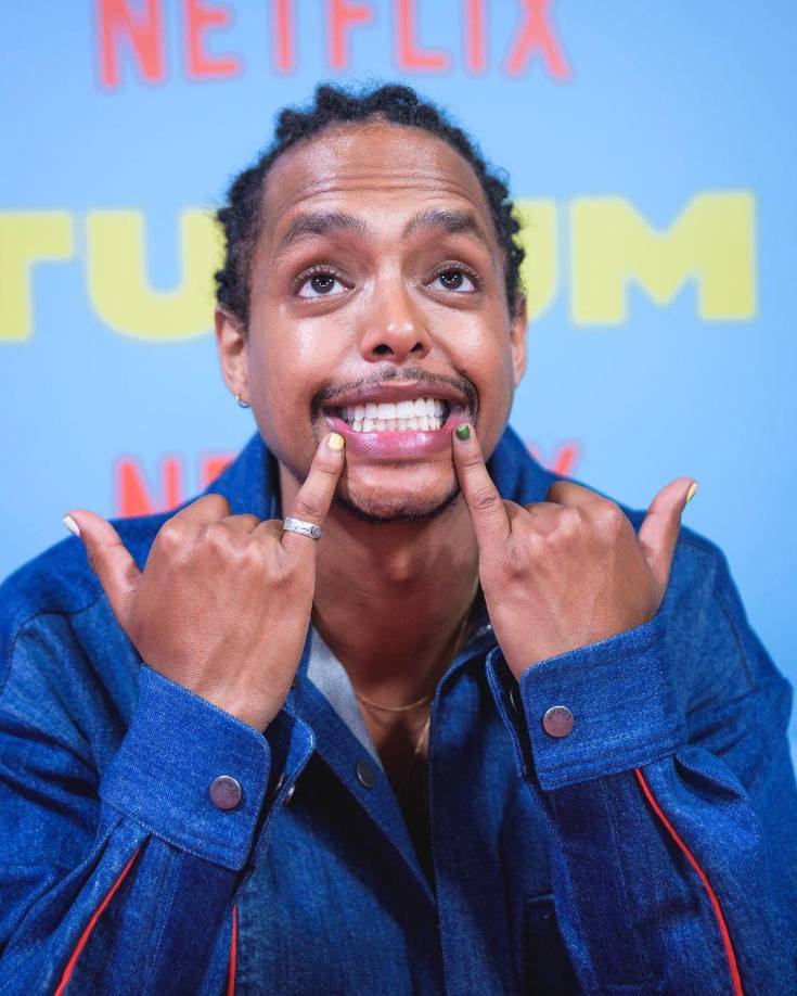 De 2019 a 2020, tuvo el privilegio de interpretar al personaje de AJ Delajae en un total de quince apasionantes episodios de la serie Greenleaf producida por Oprah Winfrey y Lionsgate. Asimismo, el 31 de agosto de 2023 se marca un hito emocionante en la carrera del actor con el estreno de la tan esperada serie de acción real basada en la exitosa serie de manga y anime ‘One Piece’.