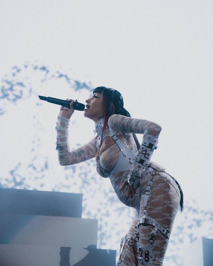 En esa misma línea, la rapera de origen argentino Cazzu reveló durante un concierto en Buenos Aires que está esperando su primer bebé en compañía de su pareja, el cantante de música regional mexicana Christian Nodal. “¿No les parece que estoy cantando mejor? Es que yo siento que somos dos cantando ahora, como que algo está pasando”, expresó la artista el pasado 15 de abril.