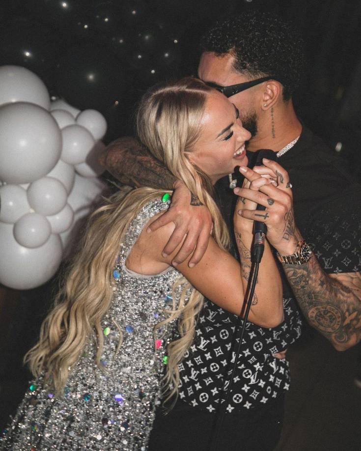 La pareja se conoció en su etapa con el Aston Villa y en redes sociales muestran su amor a sus seguidores.