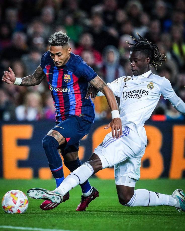 Tanto se ha ganado el cariño en el Real Madrid que Ancelotti lo ve como uno de los jugadores en los que no piensa en su salida: “Eduardo Camavinga, como Modric y Kroos, es intocable. Ha tenido partidos sobresalientes”, esto cuando el francés era vinculado al Manchester United.