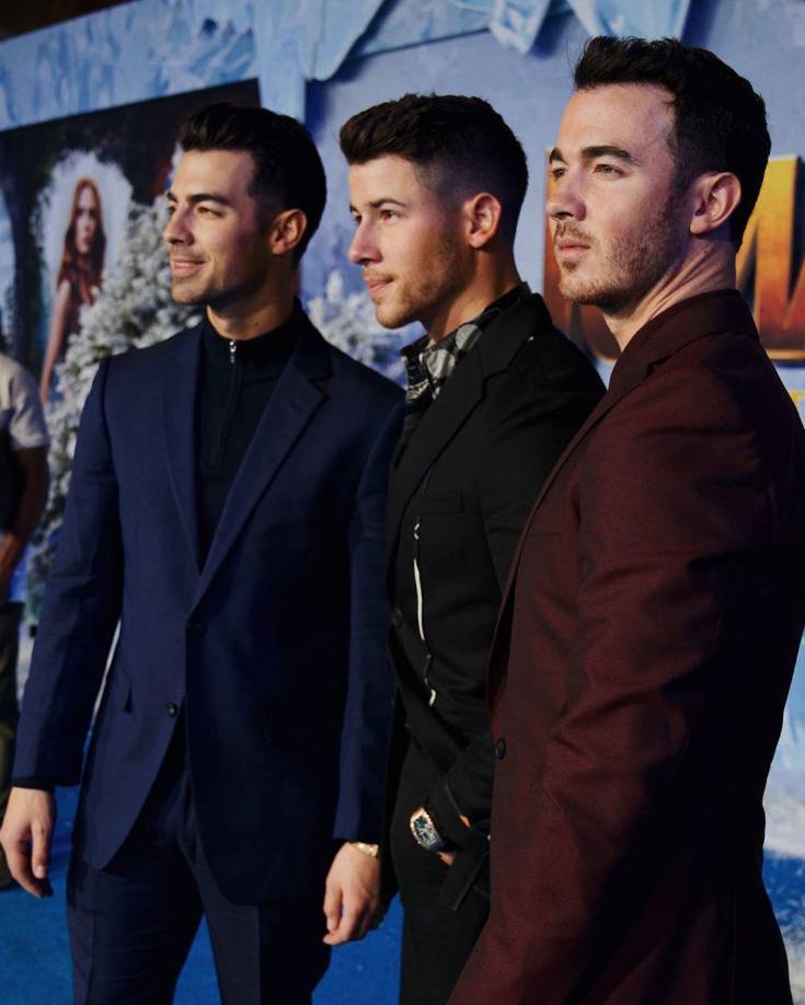 A través de sus redes sociales, la agrupación musical replicó la noticia con un emoji de Santa Claus y la frase “La Navidad llegó temprano” para transmitir su entusiasmo por el nuevo filme. La relación de los Jonas Brothers con Disney comenzó a finales de la década de 2000, cuando firmaron con <b>Hollywood Records</b>, un sello discográfico propiedad de la megacompañía estadounidense. Su éxito en la música los llevó rápidamente a la televisión, donde se convirtieron en una de las bandas más icónicas de <b>Disney Channel.</b>