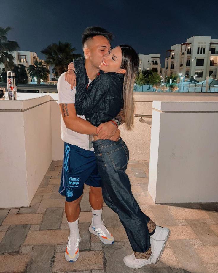 La hermana menor Agustina junto con su novio acudieron a un Shopping y fueron a un reconocido local gastronómico que vende jugos en Qatar. Sin embargo, cuando el joven se había tomado la mitad de su bebida se dio cuenta que el envase contenía vidrios en su interior.