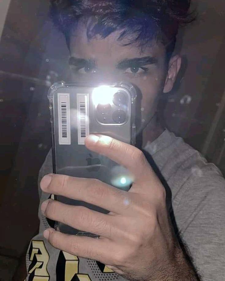 Aseguró que la foto la tomaron después de que le hablaran sus compañeros mientras comía una sopa instantánea.