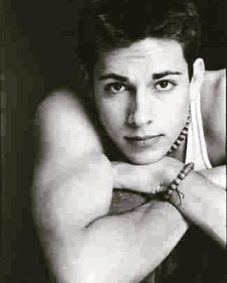 Cuando Levi estaba pequeño su familia se mudó a varios estados antes de finalmente regresar a su hogar en Ventura, California, donde asistió a Buena High School durante cuatro años.