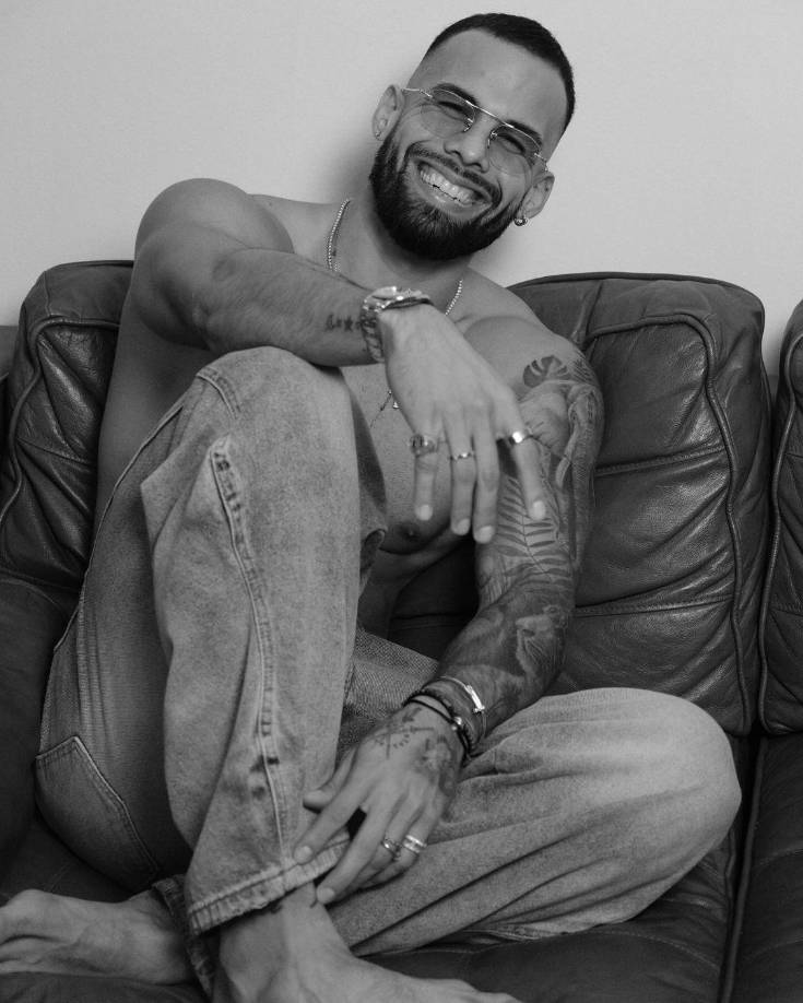 El famoso reveló que vio por primera vez a la modelo nicaragüense en un vuelo. Luego, se encontraron en un evento organizado por Telemundo y tras comenzar a socializar, decidieron salieron juntos a cenar para tener una cita romántica. 