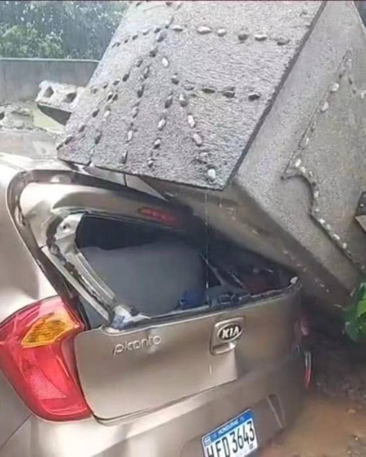 Así quedó la parte trasera del vehículo al que le cayó el puro perimetral.