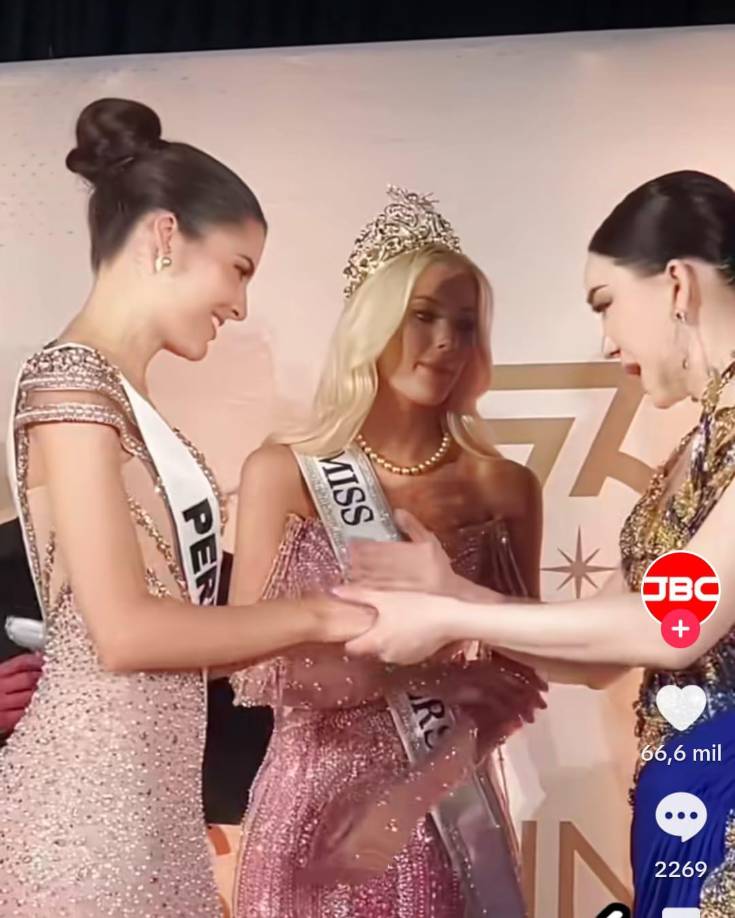 Mientras Anne saludaba a la representante de Perú, la Miss Universo no tuvo contacto con la dueña de la organización, por lo cual se ve que queda desapercibida entre el saludo de las dos. 