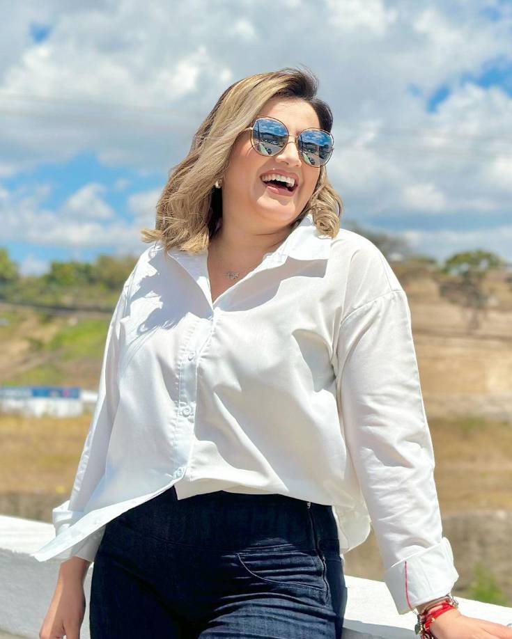 Entre risas, la guapa presentadora de HCH afirmó que más bien aumentó seis libras después de disfrutar de sus vacaciones. Posteriormente, Cesia y su familia comentaron jocosamente sobre estos comentarios, bromeando sobre el cuidado posterior a “las operaciones que se hizo”. 