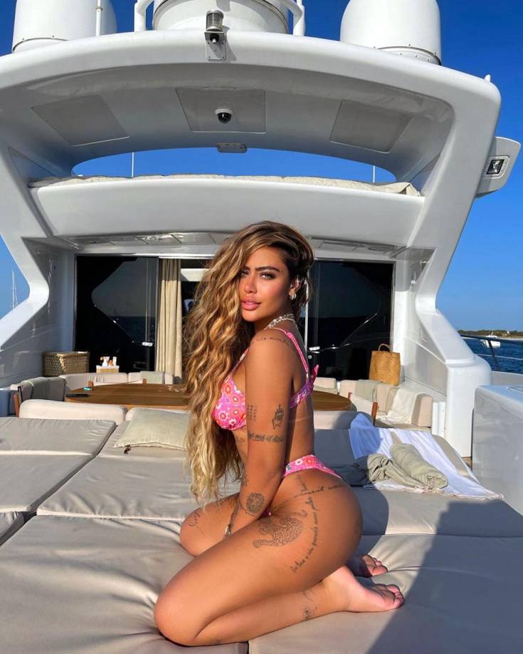 La brasileña empezó a aumentar su popularidad una vez se anunció su relación con el futbolista Grabriel Barbosa, mejor conocido como Gabigol. Comenzaron su noviazgo a mediados de 2019 y lo finalizaron en a comienzos de 2020. Poco tiempo después, se asoció a la hermana de Ney con otro futbolista, Lucas Lima, aunque en esa oportunidad desmintieron los rumores.