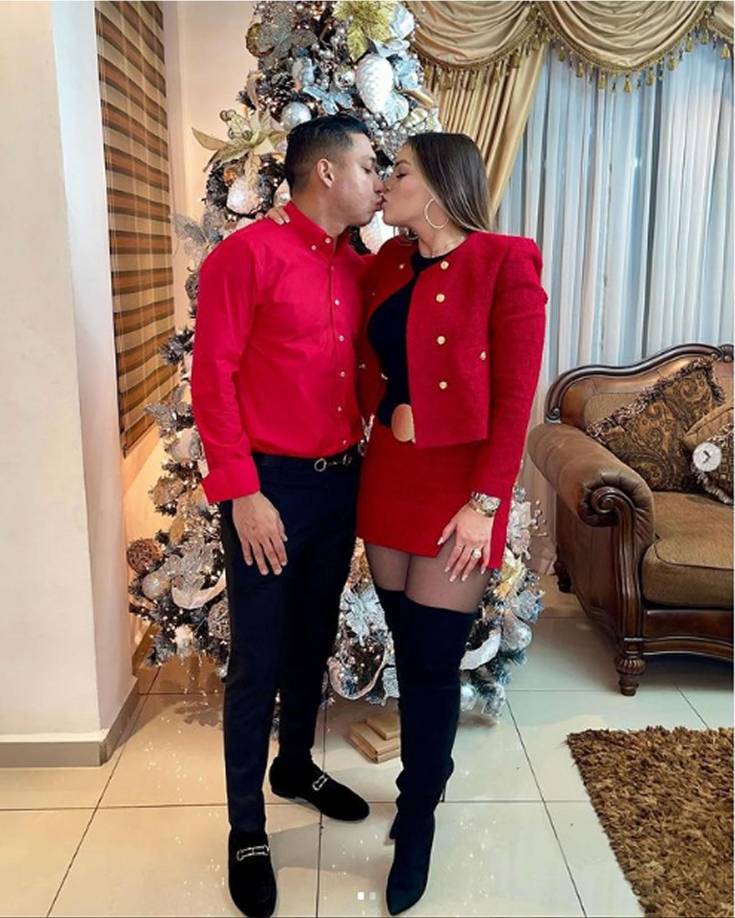 Emilio Izaguirre, lateral izquierdo de Marathón y que se recupera de una lesión, selló la Navidad 2021 con este apasionado beso a su bella esposa Virginia Varela.