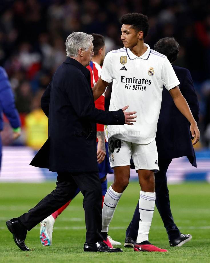 Carlo Ancelotti felicitó a Álvaro Rodríguez por su gol que salvó de la derrota al Real Madrid.