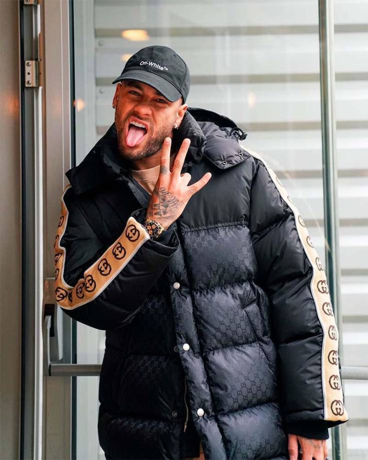 Neymar Jr. : Es delantero de la Selección de Brasil, del París Saint Germain (PSG) y tiene un contrato de casi 490 millones de euros con su club.