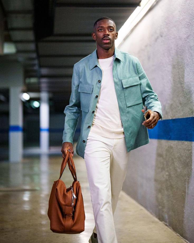 El francés Ousmane Dembelé pasó este jueves el reconocimiento médico previo a su firma por el Paris Saint-Germain.