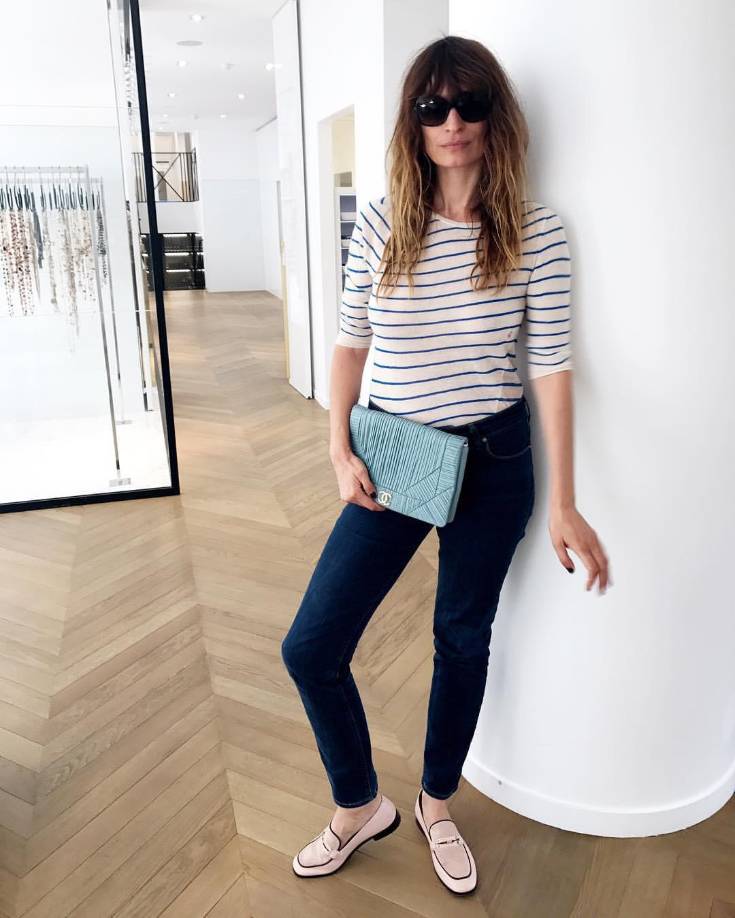 Otra combinación clásica es la camiseta a rayas con un jeans pitillo del mismo color. Para romper con la monotonía utiliza una cartera y zapatos en tonos pastel diferentes pero que armonicen.