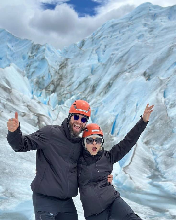 La actriz compartió su visión sobre su relación en una reciente entrevista con Marco Antonio Regil. “Vivimos en una sociedad que nos han enseñado a ser así de tóxicas porque también así aprendimos a condicionar el amor y si no te da esto el hombre entonces no te quiere, ¿no? O no te merece”, explicó, destacando la importancia de un amor libre de dependencias emocionales y económicas.