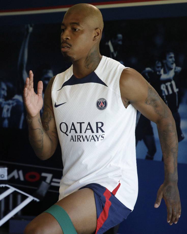 Presnel Kimpembe, central francés del PSG, le ha transmitido a Luis Campos y a Christophe Galtier su intención de quedarse pero no a cualquier precio porque tiene ofertas de equipos como el Chelsea.