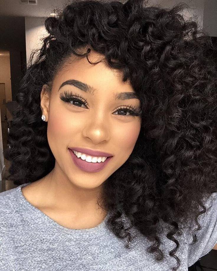 Para combinarlos, un toque de negro en los ojos aplicando varias capas de máscara de pestañas y, si quieres, un <i>eyeliner</i> en el mismo color. Un poco de <i>eyeliner</i> blanco en la línea de agua y el lagrimal abrirán tu mirada y aportarán luz a tu look. 