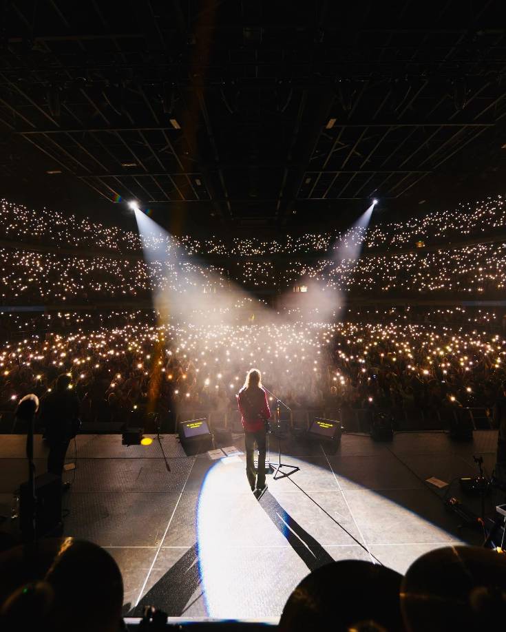 En la actualidad, el cantautor anda de gira por Latinoamérica y se presentará a finales de agosto en Perú y también planea conciertos en Argentina, Chile, México y Colombia.