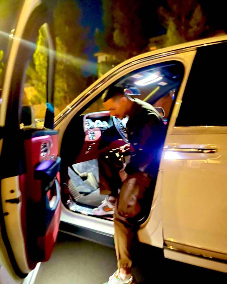 El espectacular El Rolls-Royce Ghost es el vehículo con el que se traslada el boxeador hondureño Teófimo López. Es uno de los modelos de automóviles que ha tenido Cristiano Ronaldo.