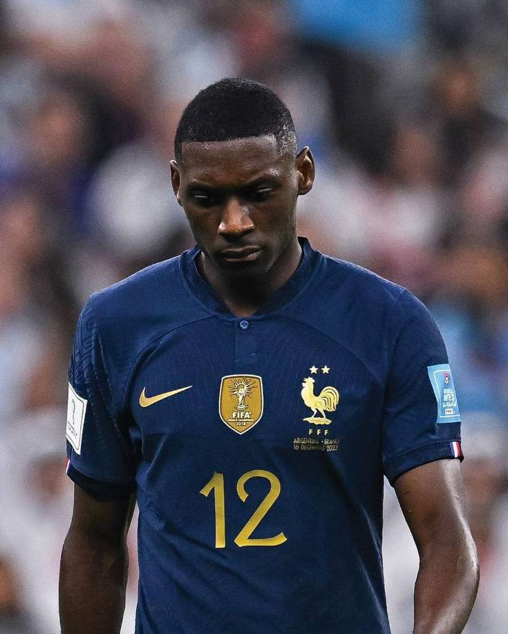 Randal Kolo Muani es seleccionado de Francia y estuvo en el Mundial de Qatar en donde los galos fueron subcampeones del mundo. Está tasado en 100 millones de euros. 