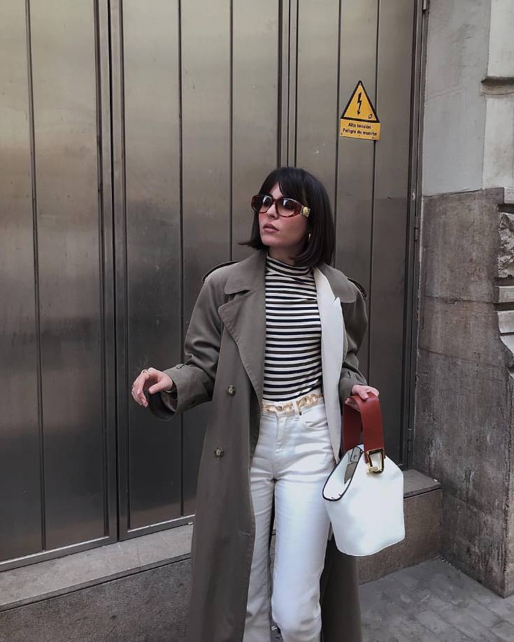 Si eres ancha de caderas, puedes sumar una tercera prenda que reduzca el efecto visual de las líneas horizontales. Por ejemplo, un blazer en tono neutro, un cardigan o un trench. 