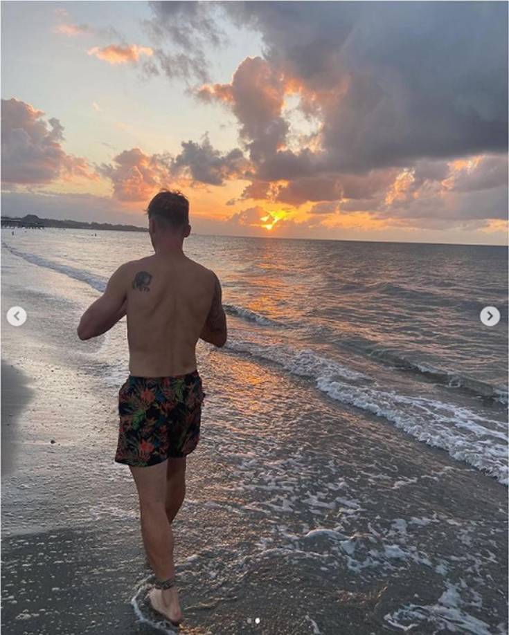 Álvaro Klusener - El delantero argentino del Platense se quedó en Puerto Cortés disfrutando de la playa un mate.