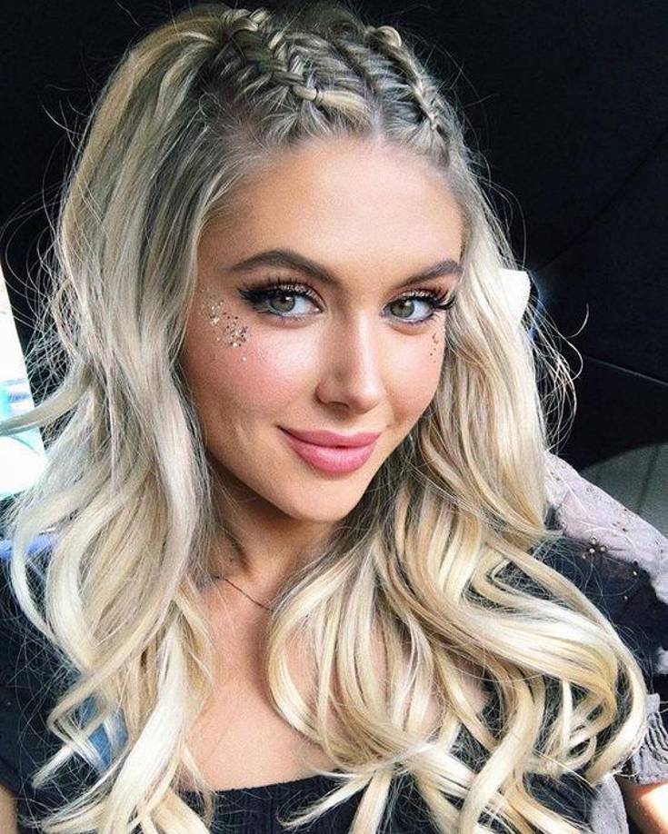 Esta es un coqueta forma de llevar el pelo suelto, con unas ondas y trenzas.