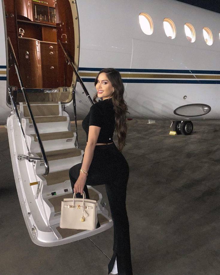 Natalia Barulich, es una modelo cubana - croata descendiente que protagonizó el video de Maluma, “Felices los 4”. Desde niña se dedicó a ser bailarina profesional. 