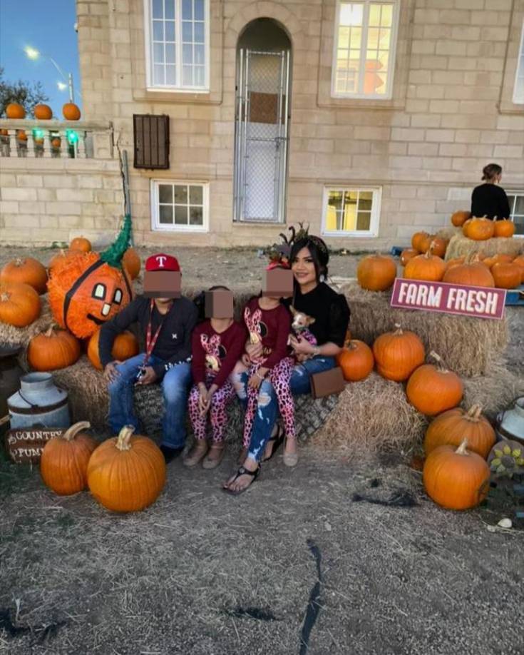 La joven Nancy Ayala junto a sus hijos. 