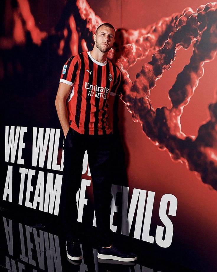 OFICIAL / Pavlović se une al Milán. El central serbio aterrizó procedente del Salzburgo y firmó un contrato de cinco años con los rossoneros. 