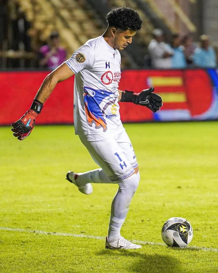 Celio Valladares ha pasado por varios clubes de la Liga Nacional de Honduras, dando sus primeros pasos en Olimpia. También jugó en el Victoria, Vida, Deportes Savio y Lobos.