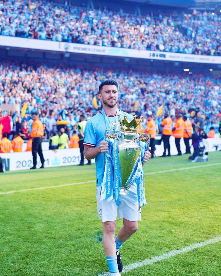 Según Mundo Deportivo, Aymeric Laporte no está feliz en Manchester, y ya le habría transmitido a la dirección deportiva su deseo de dejar el club este mercado de verano, tras ver como su participación con el equipo esta temporada ha bajado drásticamente.