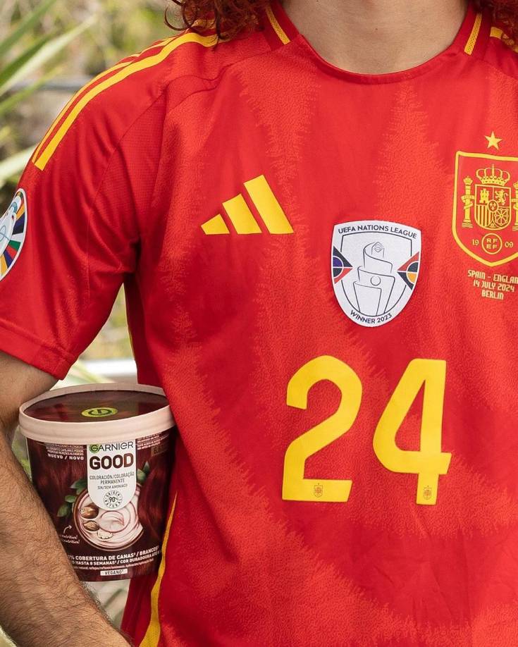 Cucurella ha aprovechado el tirón que ha tenido durante toda la Eurocopa para hacer una colaboración con Garnier para este cambio de look. “Lo prometido es deuda. La que hemos liado con Garnier. #EURO2024 #C4AMPEONES #GARNIER”.